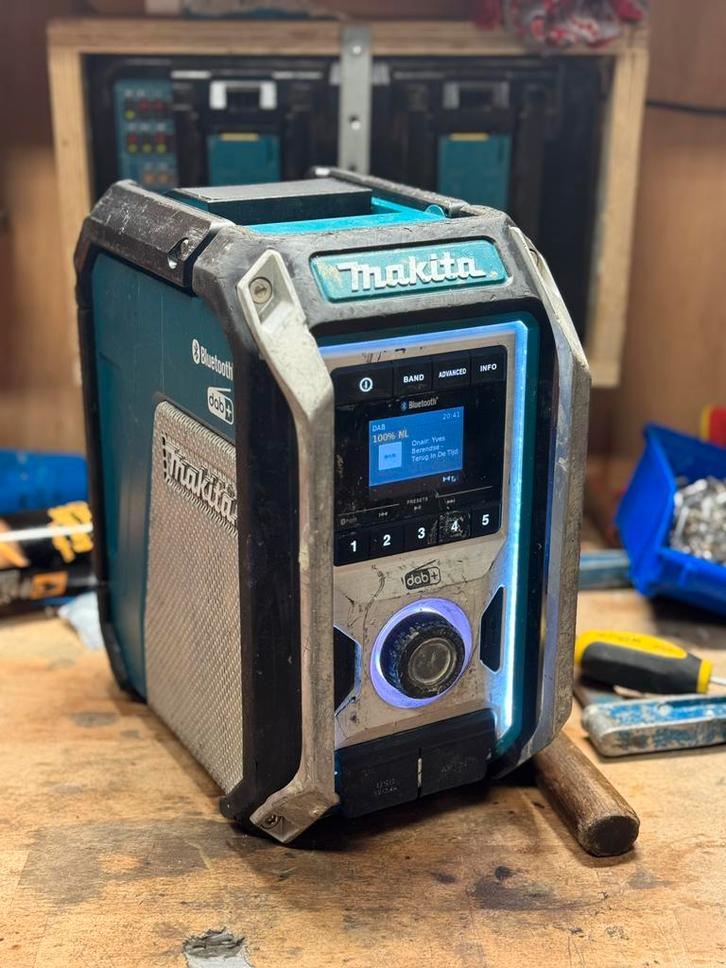 Makita DMR115 bouwradio/radio met adapter, Audio, Tv en Foto, Radio's, Zo goed als nieuw, Bouwradio, Ophalen of Verzenden