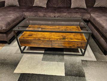 Industriële salontafel met glazen plaat beschikbaar voor biedingen