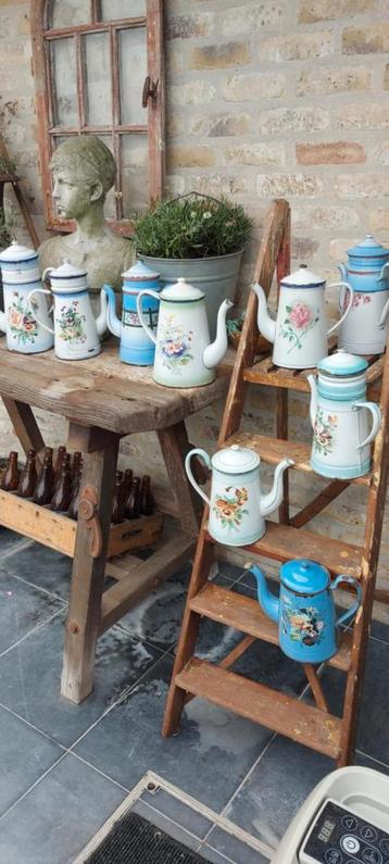 Mooi Lot Franse Brocante Emaille Kannen beschikbaar voor biedingen
