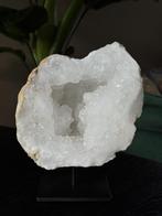Grote bergkristal geode op metalen voet, Verzamelen, Ophalen of Verzenden, Mineraal