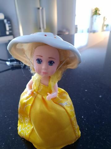 Cupcake suprice doll    beschikbaar voor biedingen