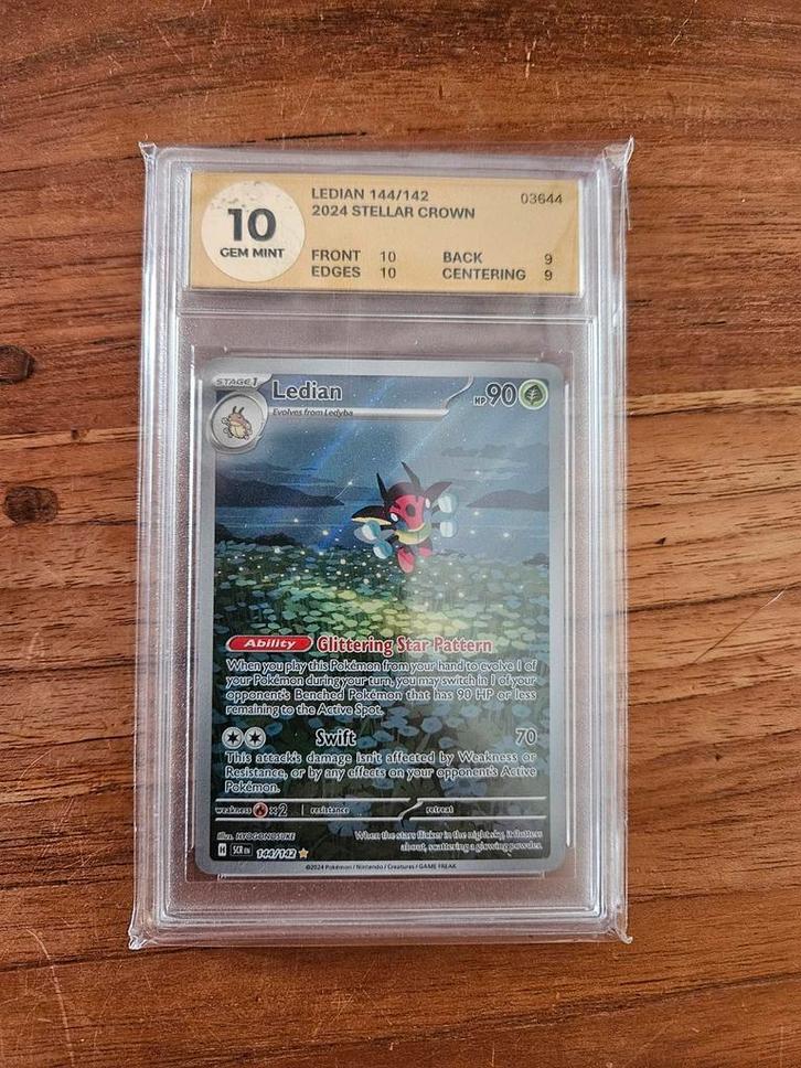 Pokémon Stellar Crown Ledian beoordeeld als 10, Hobby en Vrije tijd, Verzamelkaartspellen | Pokémon, Nieuw, Losse kaart, Ophalen of Verzenden