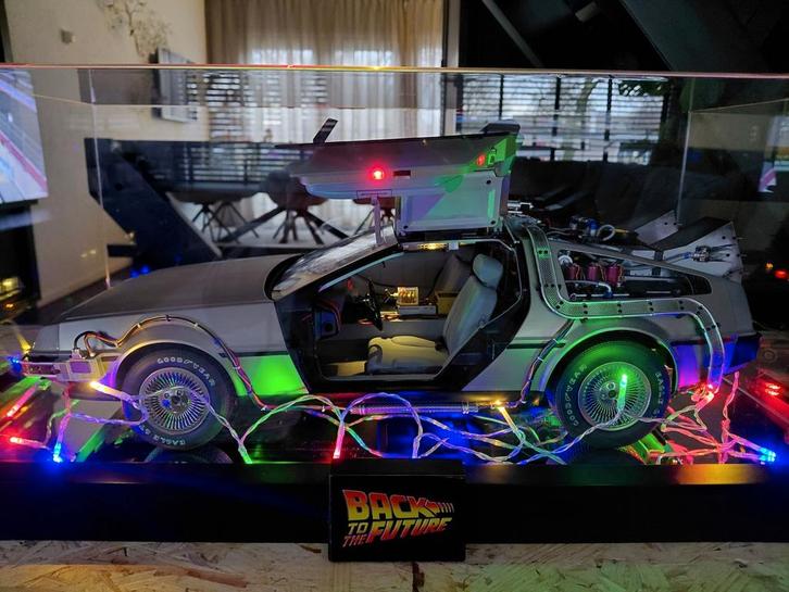 Delorean 1:8 back to the future, Hobby en Vrije tijd, Modelauto's | 1:5 tot 1:12, Zo goed als nieuw, Auto, Ophalen of Verzenden