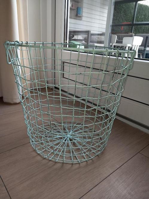 O14 Mintgroene ijzeren mand Clayre & Eef, Huis en Inrichting, Woonaccessoires | Schalen en Manden, Zo goed als nieuw, Mand, Rond