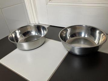 Grote voer en waterbak voor honden. Zie foto’s.   beschikbaar voor biedingen