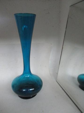 Vaasje glas, licht gedraaide hals blauwgroen 18 cm hoog beschikbaar voor biedingen