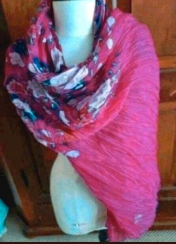 Cyclaamroze crinkle shawl met rozen  beschikbaar voor biedingen