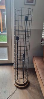 Gratis! Stoere metalen vloerlamp met houten voet, Ophalen, Zo goed als nieuw, 150 tot 200 cm, Metaal