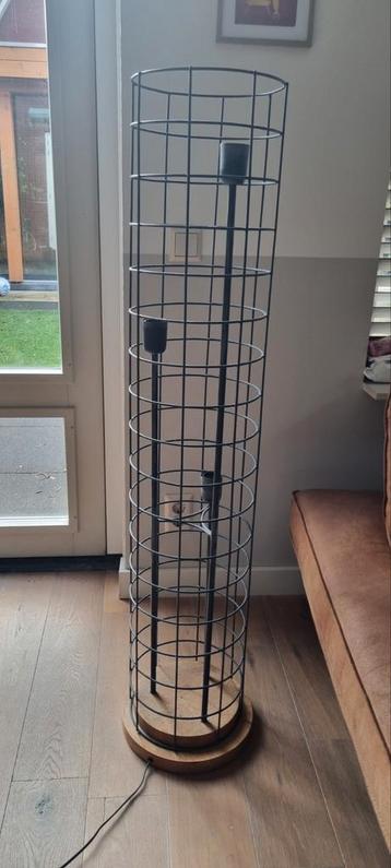 Gratis! Stoere metalen vloerlamp met houten voet beschikbaar voor biedingen