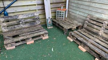2 pallet banken en tafel beschikbaar voor biedingen