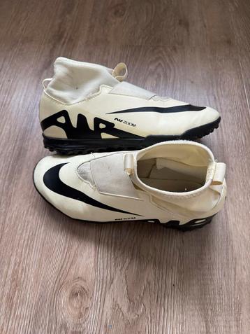Nike Zaalvoetbalschoenen - Maat 38.5 beschikbaar voor biedingen