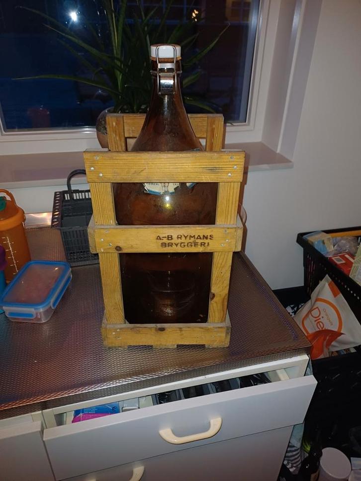 Oude Zweedse  julbrygd bierfles+ originele  houten kist, Verzamelen, Biermerken, Gebruikt, Flesje(s), Overige merken, Ophalen of Verzenden