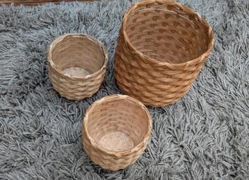 Leuke set van 3 rotan bloempotten manden! beschikbaar voor biedingen