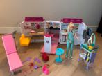 Barbie ambulance en kinderarts met tweeling, Ophalen of Verzenden, Zo goed als nieuw, Barbie