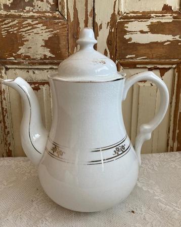 P. Regout / Brocante koffiepot & borden wit met gouden rand beschikbaar voor biedingen