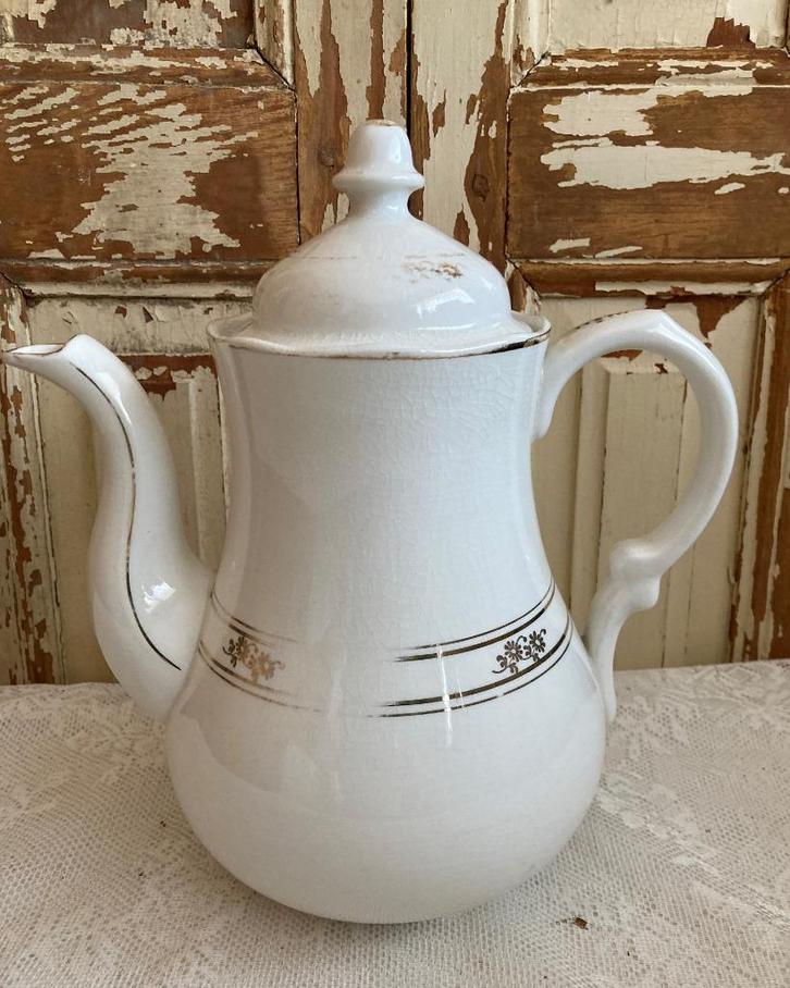 P. Regout / Brocante koffiepot & borden wit met gouden rand, Antiek en Kunst, Antiek | Servies los, Ophalen of Verzenden