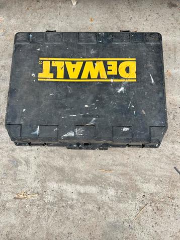 Dewalt Acculader + Accu's + Spijkers beschikbaar voor biedingen
