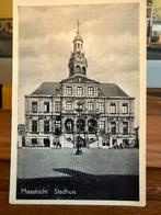 Oude ansichtkaart Maastricht Stadhuis - Gelopen, Verzamelen, Ansichtkaarten | Nederland, Ophalen of Verzenden, 1940 tot 1960, Gelopen