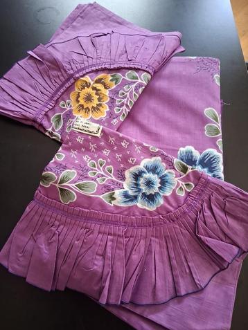 Indonesie batik sprei en kussenslopen met bloemen beschikbaar voor biedingen