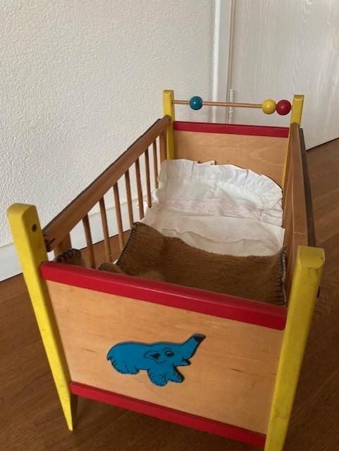 Houten poppenbed met lakens en dekens, Kinderen en Baby's, Speelgoed | Houten speelgoed, Gebruikt, Meubelstuk of Keukentje, Ophalen