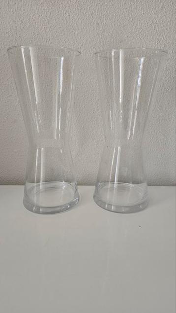 2 Hoge glazen vazenhoogte 34 cm opening 14,5cm beschikbaar voor biedingen