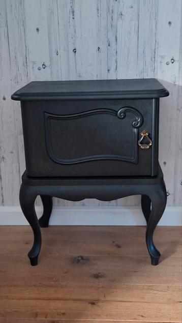 Gothic Nachtkastje - Krijtverf Restyle beschikbaar voor biedingen