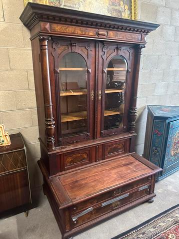 Prachtige vitrine boekenkast met zitgedeelte beschikbaar voor biedingen