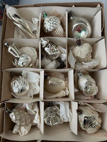 12 antieke, oude glazen zilveren kerstballen en ornamenten beschikbaar voor biedingen