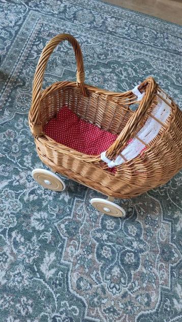 Rieten poppenwagen beschikbaar voor biedingen