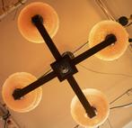 Art Deco hanglamp met 4 roze gemarmerde kappen ca 1920., Ophalen