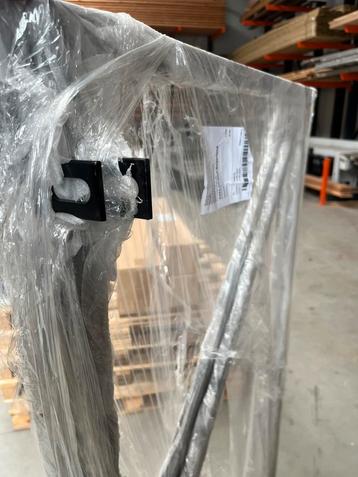 Stalen poortframe beschikbaar voor biedingen