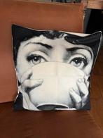 Kussen in de Style van Fornasetti met binnenkussen, Huis en Inrichting, Ophalen of Verzenden, Zo goed als nieuw, Vierkant