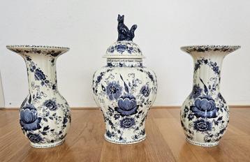 Handgeschilderde Delfts blauwe vazen beschikbaar voor biedingen