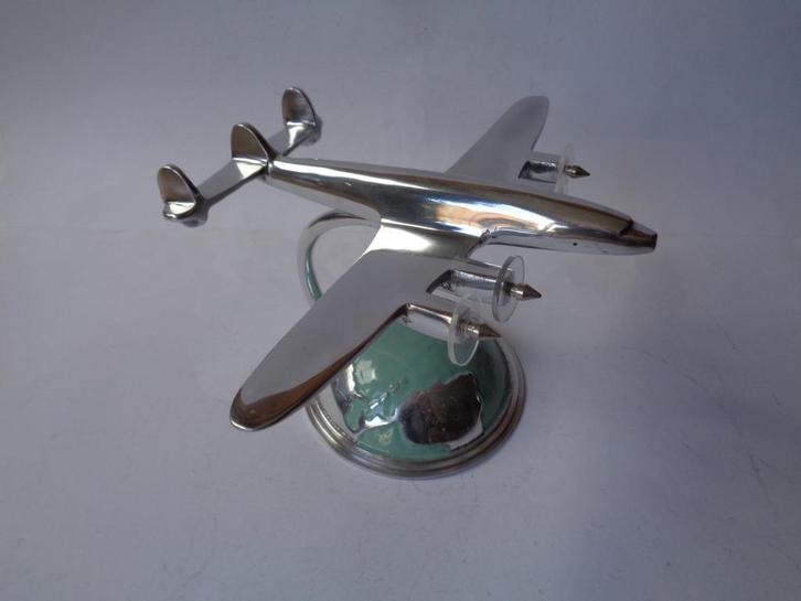 Authentic Models model van Constellation op Aardbolstandaard, Verzamelen, Luchtvaart en Vliegtuigspotten, Zo goed als nieuw, Schaalmodel