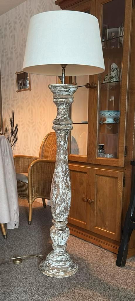 Mooie Staande Schemerlamp met Houten Voet, Huis en Inrichting, Lampen | Vloerlampen, Gebruikt, 150 tot 200 cm, Hout, Ophalen of Verzenden