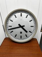 Vintage PTT kantoor klok, Huis en Inrichting, Woonaccessoires | Klokken, Ophalen, Gebruikt, Analoog, Wandklok