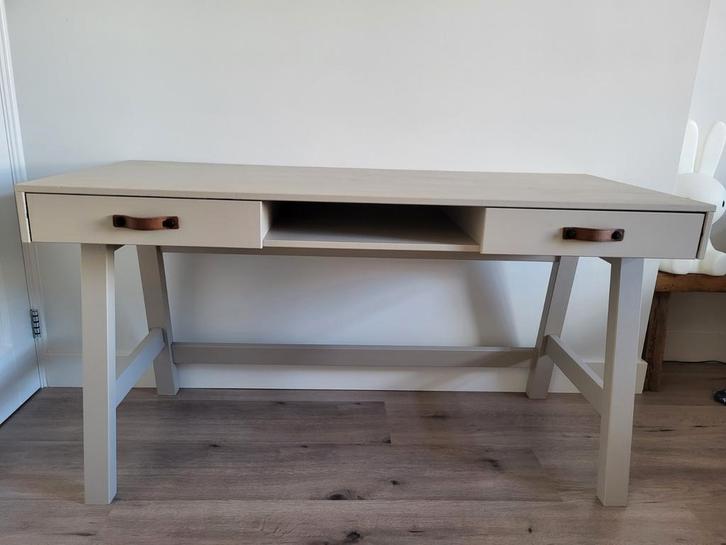 Woood bureau zandkleur met leren handvatten, Huis en Inrichting, Bureaus, Zo goed als nieuw, Ophalen