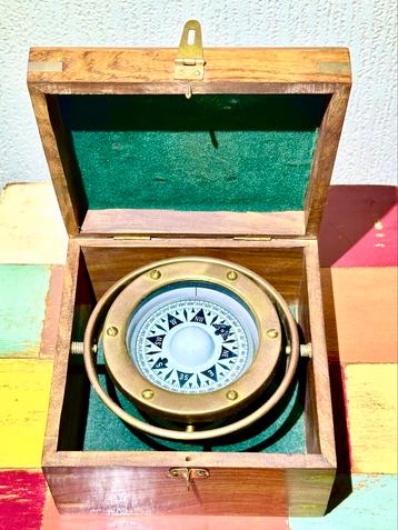 Leuke (souvenir) kompas in een mooie houten kist. beschikbaar voor biedingen