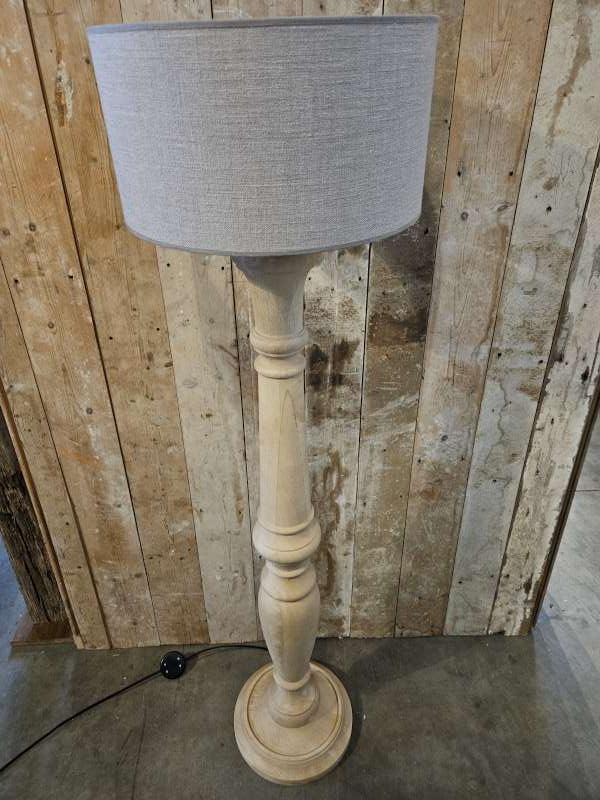 stoere lampenvoet ``WOONWINKEL RUSTIEK``, Huis en Inrichting, Lampen | Vloerlampen, Nieuw, 100 tot 150 cm, Hout, Ophalen of Verzenden