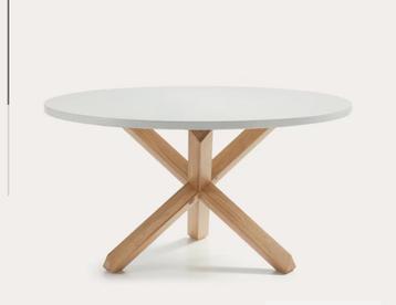 Schitterende witte eettafel met eikenhouten tafelpoot 