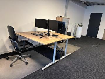 6 bureaus  2 ladenlokken kantoormeubelen beschikbaar voor biedingen