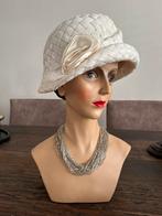 MOOI OUD CREME HOEDJE MET CORSAGE …, Ophalen of Verzenden, Dames