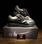 Nike air max 1 big head mode golden eye, Kleding | Heren, Schoenen, Overige kleuren, Sportschoenen, Nike, Nieuw