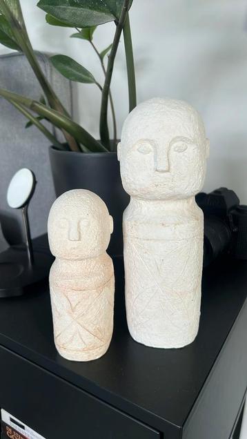 Twee stenen beeldjes beschikbaar voor biedingen
