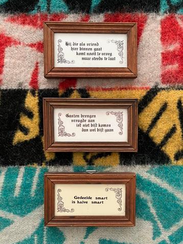 Vintage set van 3 porseleinen wandtegels in houten lijst beschikbaar voor biedingen