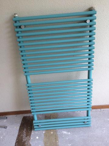 Design radiator voor de badkamer. Zeegroene kleur. beschikbaar voor biedingen