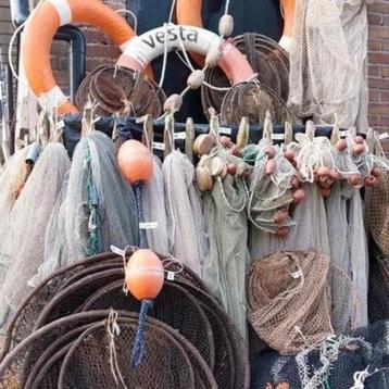 Oude vintage visnet visfuik fuik drijvers kurken decoratie beschikbaar voor biedingen