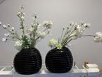 Twee zwarte vazen incl bloemen, Ophalen of Verzenden, Zo goed als nieuw, Zwart, Minder dan 50 cm