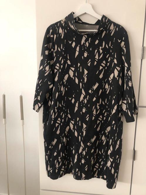 Two Danes jurk mt 42/44, Kleding | Dames, Jurken, Zo goed als nieuw, Maat 42/44 (L), Zwart, Onder de knie, Ophalen of Verzenden