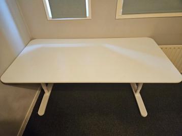 Ikea Buro + Stoel beschikbaar voor biedingen